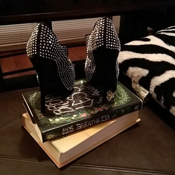 Shoes - Picture 2 of 8